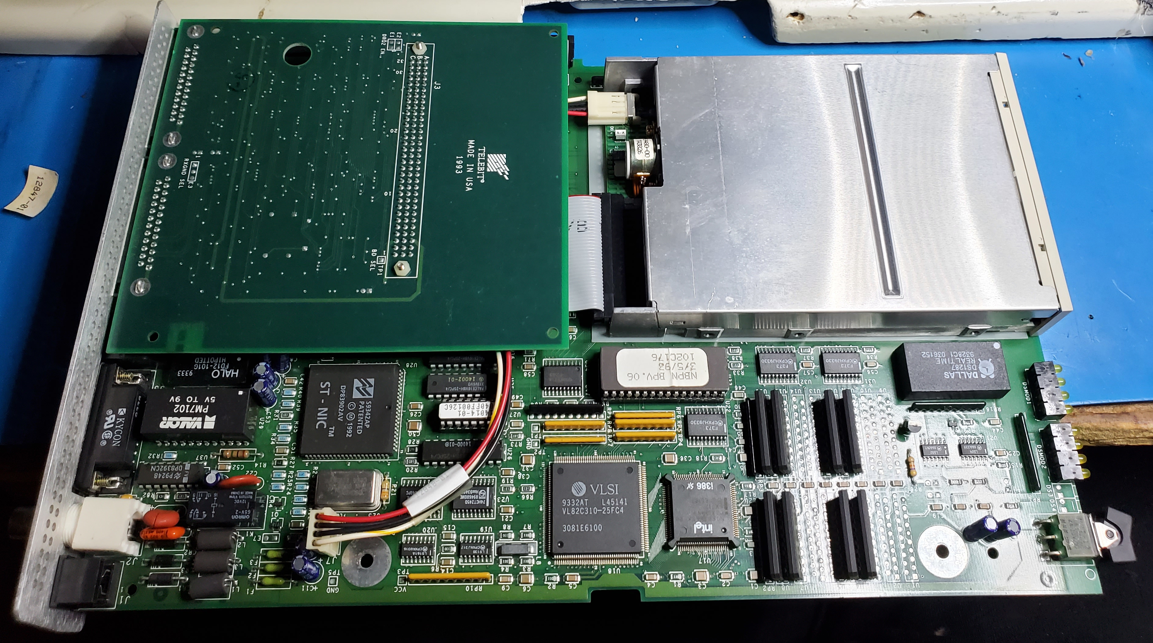 Inside view of the NetBlazer PN2. The commodity floppy drive is mounted to the motherboard from the bottom. The Intel i386 CPU is a relatively tiny surface-mount package located closest to the viewer, next to the VLSI chipset.